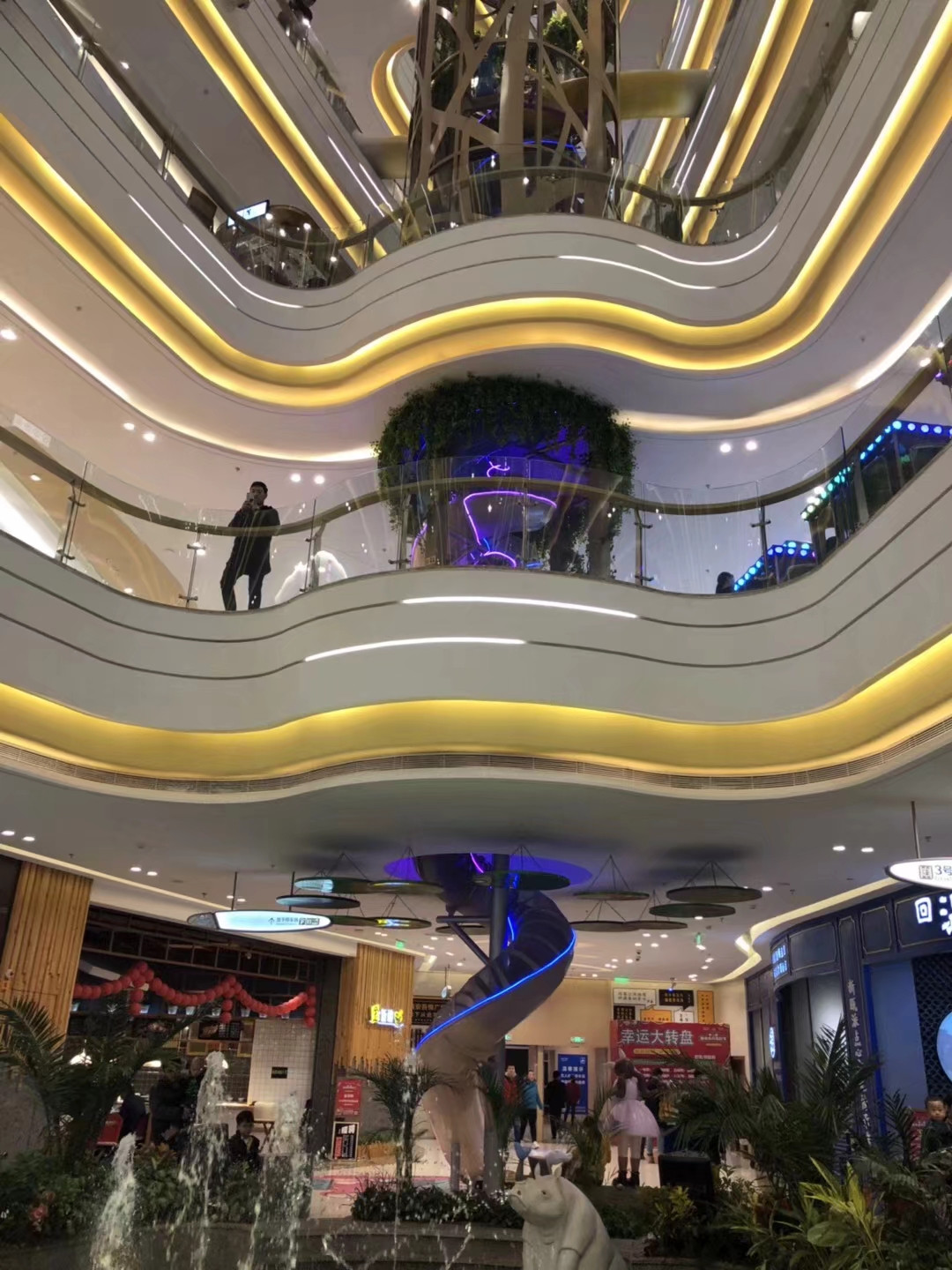 Giant slide to open in Chinese shopping mall